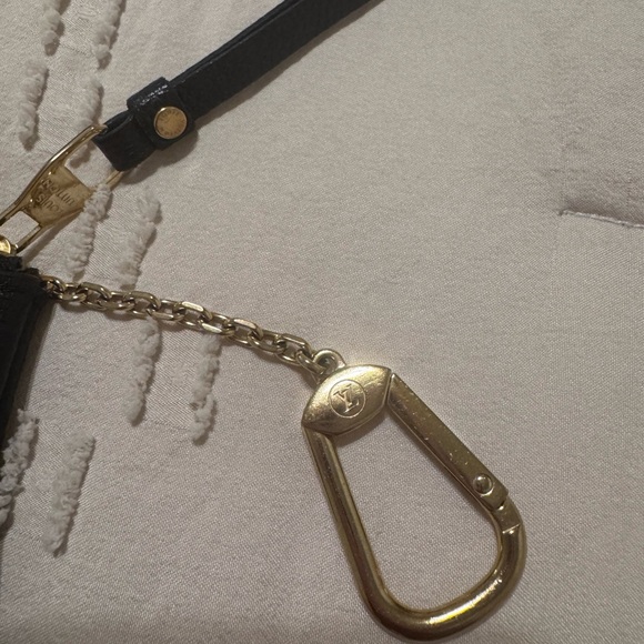 Louis Vuitton Black Textured Key Holder - Picture 4 of 4